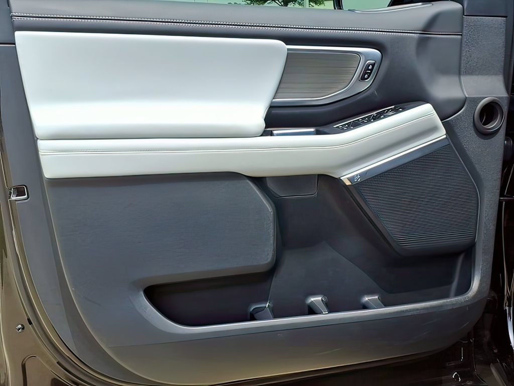 Used 2025 Ford Expedition Platinum AWD/4WD image 22