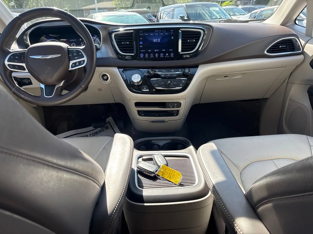 Used 2017 Chrysler Pacifica Touring-L Plus w/ Advanced Safetytec Group FWD image 18