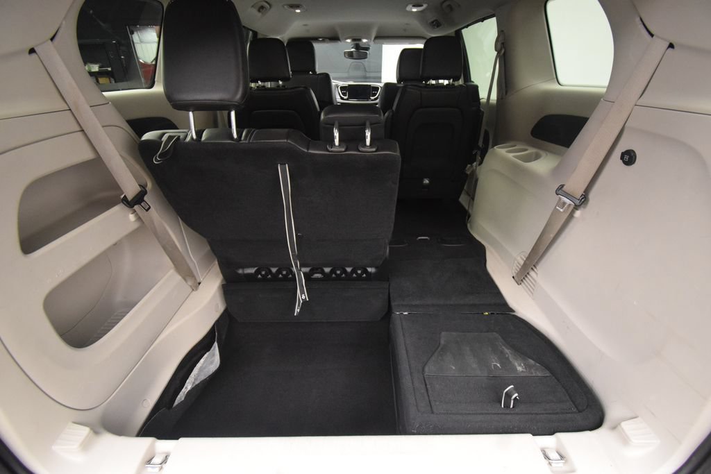 Used 2023 Chrysler Pacifica Touring-L FWD image 28