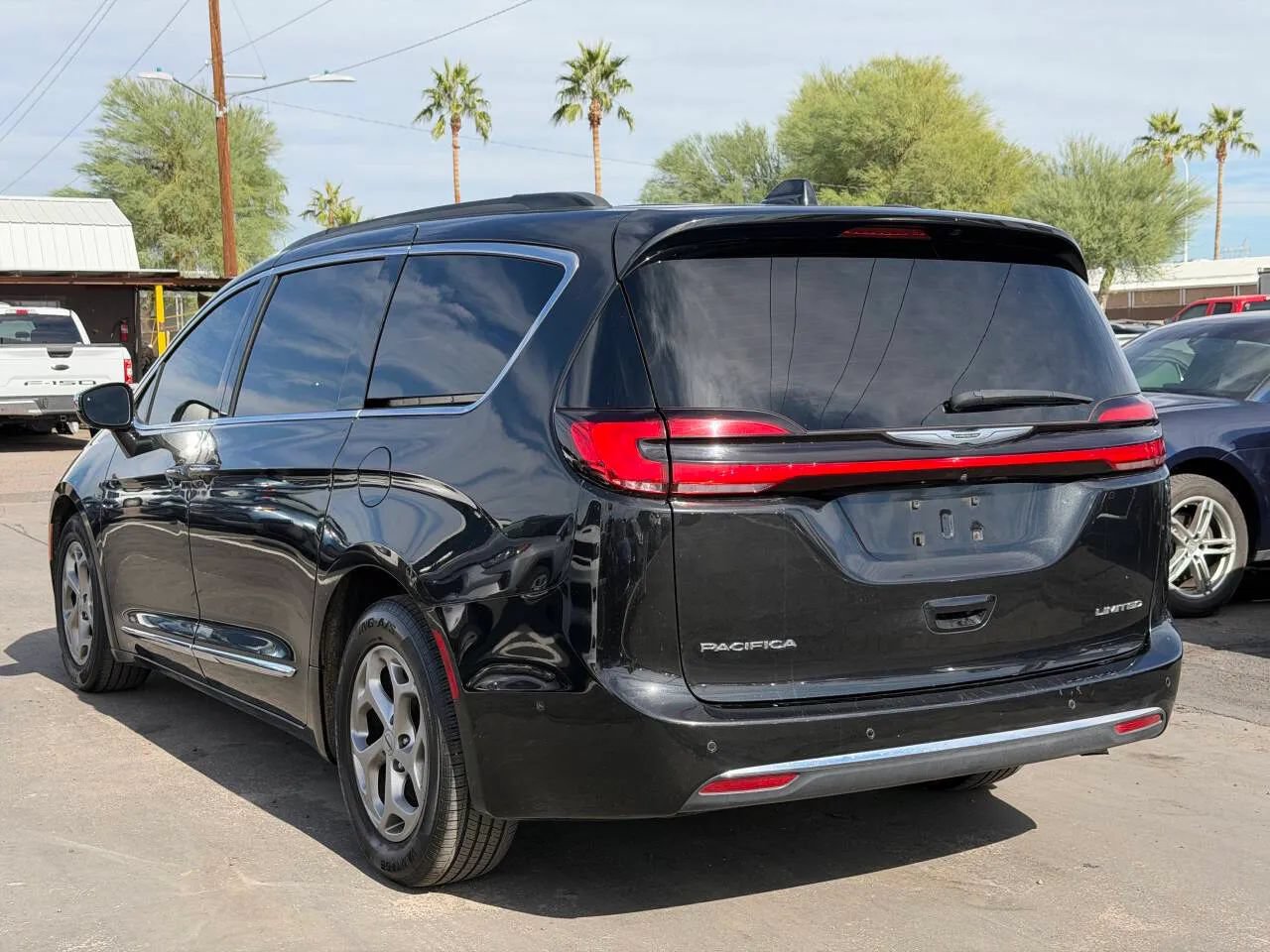 Used 2022 Chrysler Pacifica Limited FWD image 5