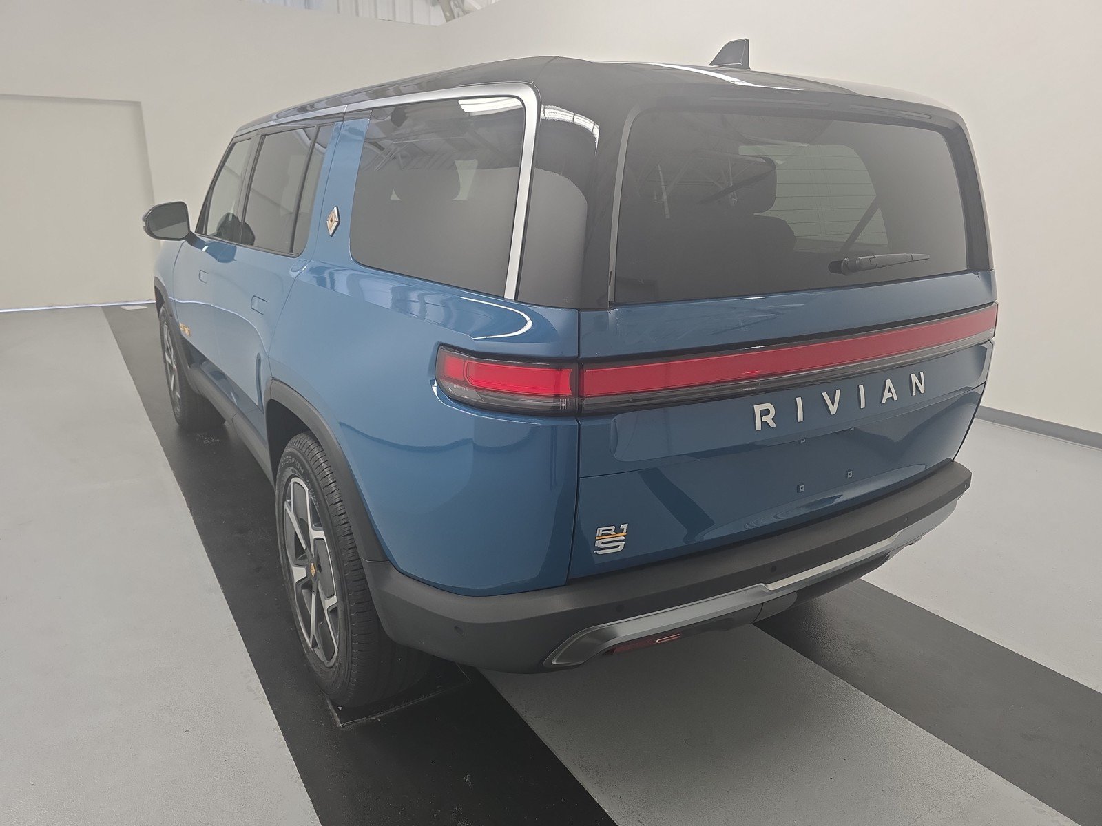 Used 2023 Rivian R1S Adventure AWD/4WD image 3