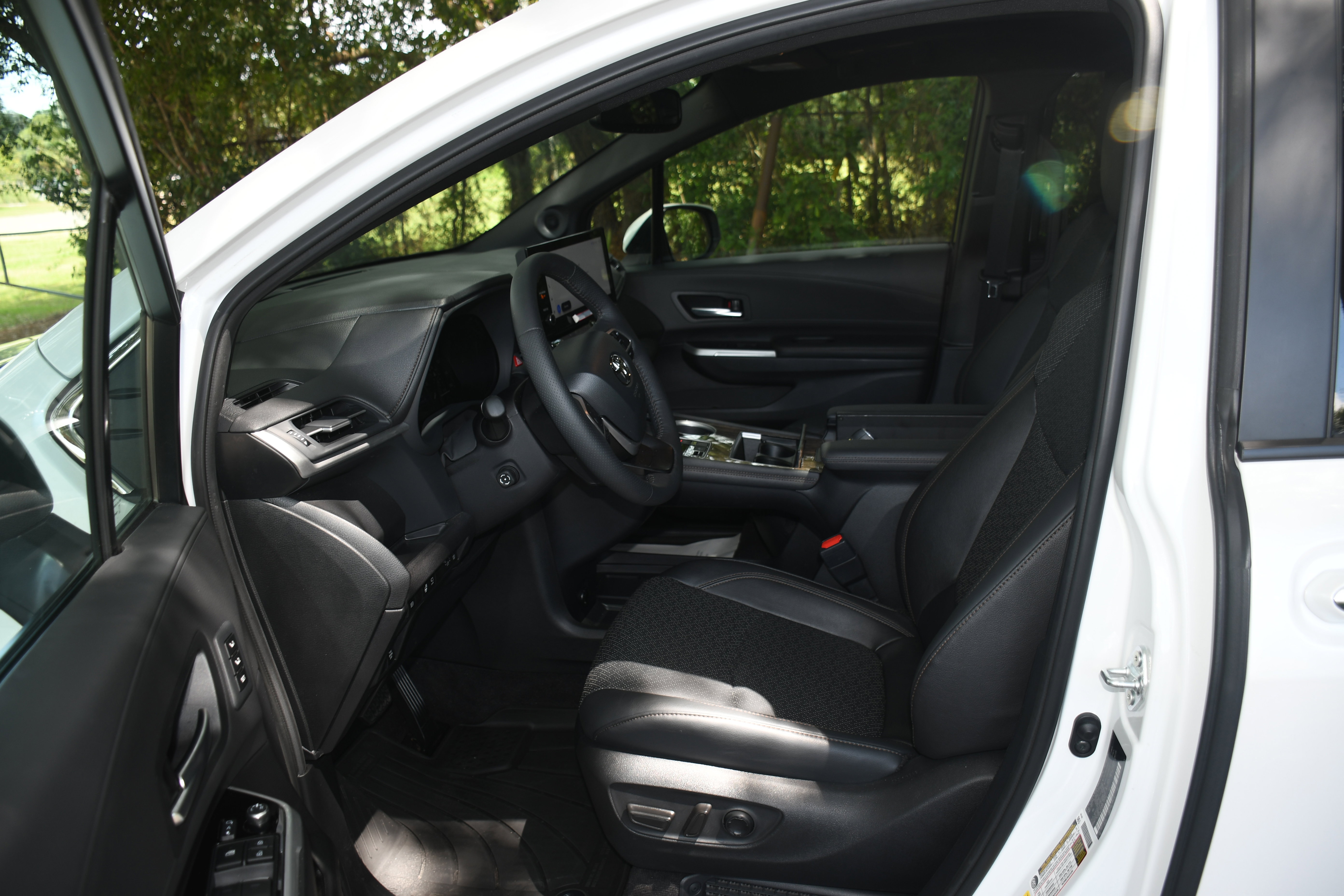 Used 2025 Toyota Sienna Platinum FWD image 8