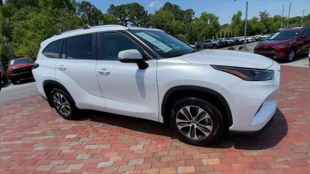 Used 2024 Toyota Highlander XLE AWD/4WD image 3