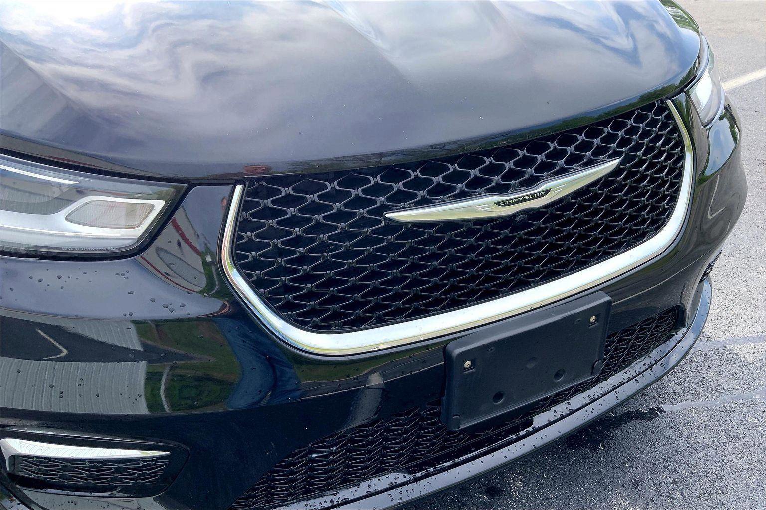 Used 2024 Chrysler Pacifica Touring-L FWD image 28