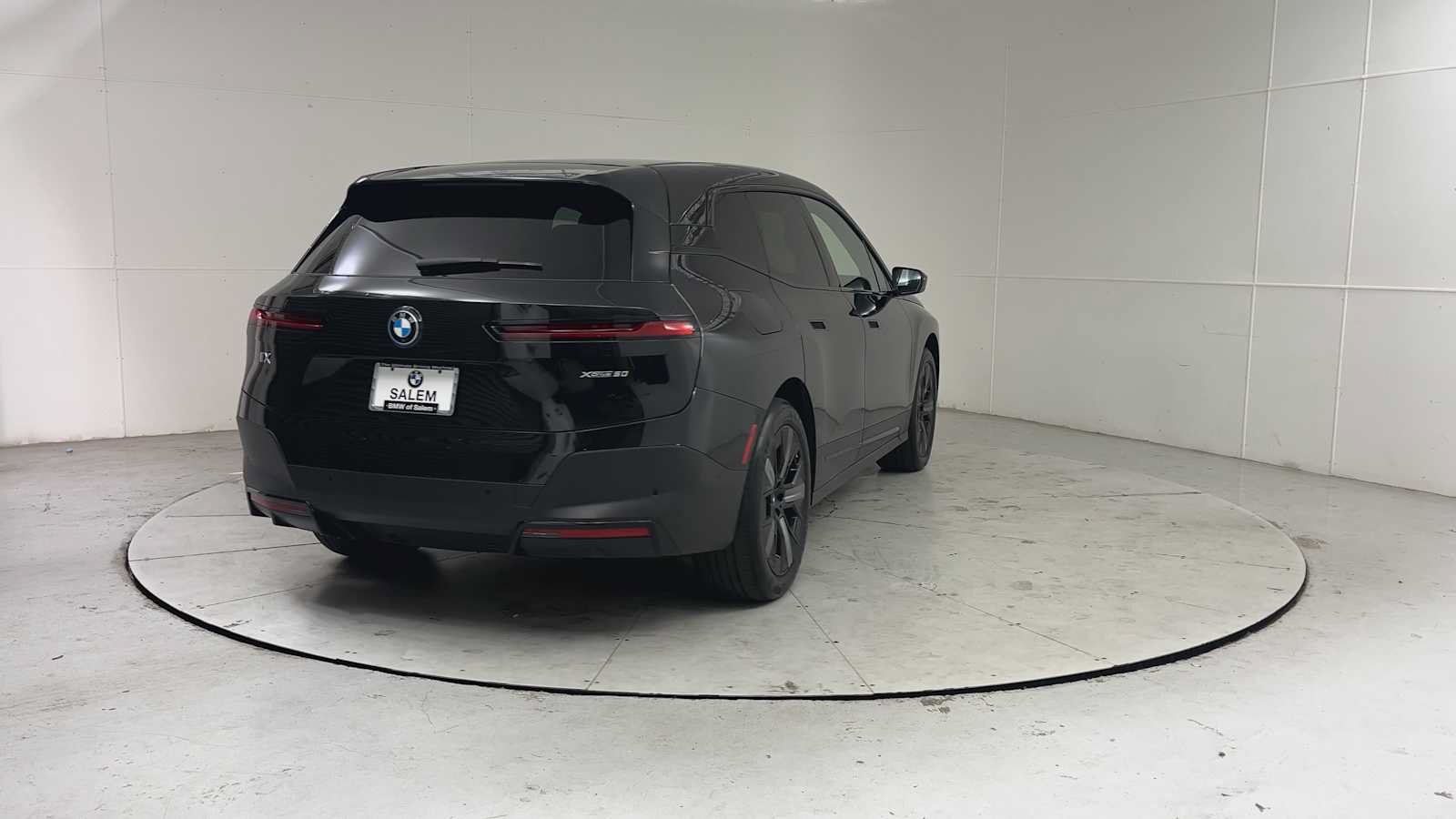Used 2024 BMW iX xDrive50 AWD/4WD image 2