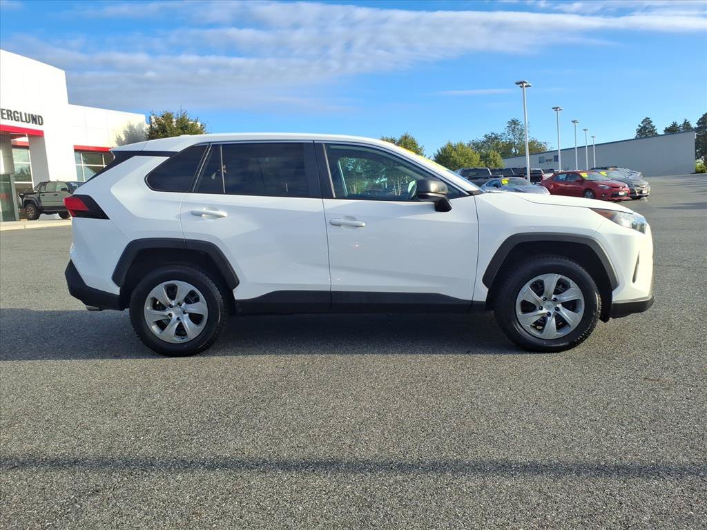 Used 2022 Toyota RAV4 LE AWD/4WD image 3