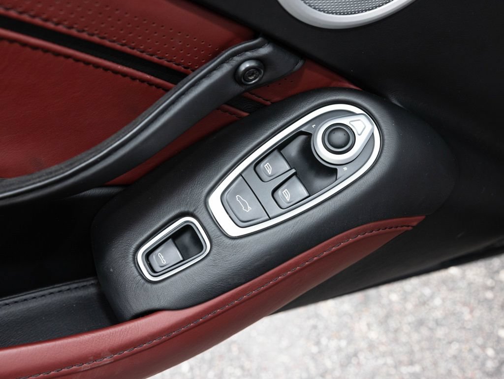 Used 2021 Aston Martin V8 Vantage Roadster RWD image 19