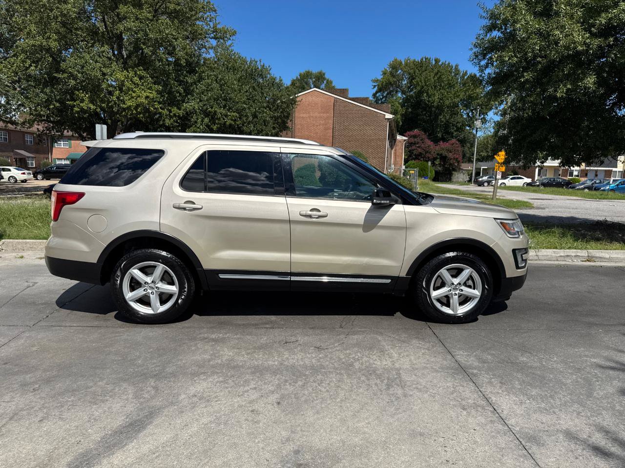 Used 2017 Ford Explorer XLT w/ Equipment Group 202A AWD/4WD image 8