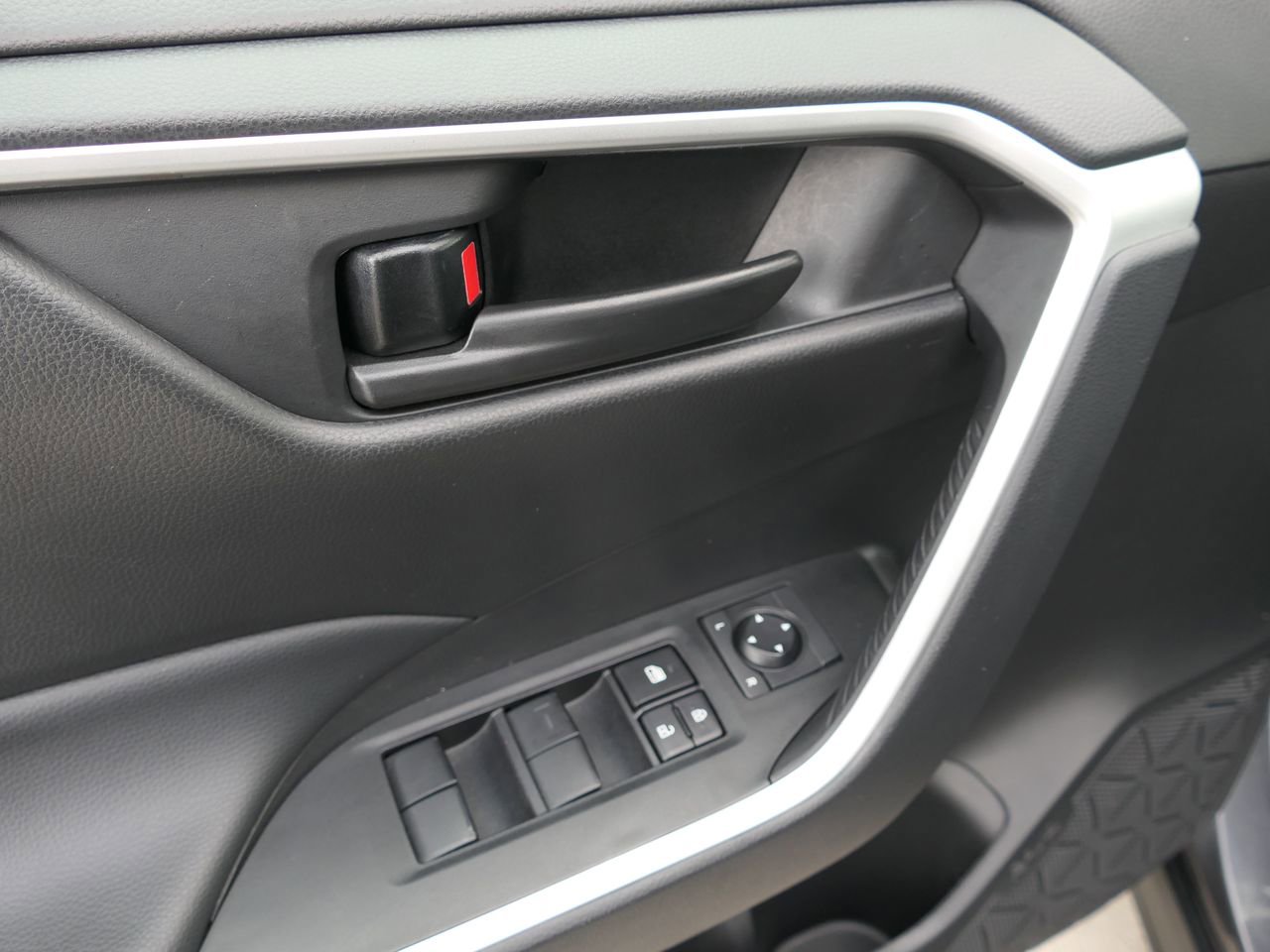 Used 2024 Toyota RAV4 LE image 14