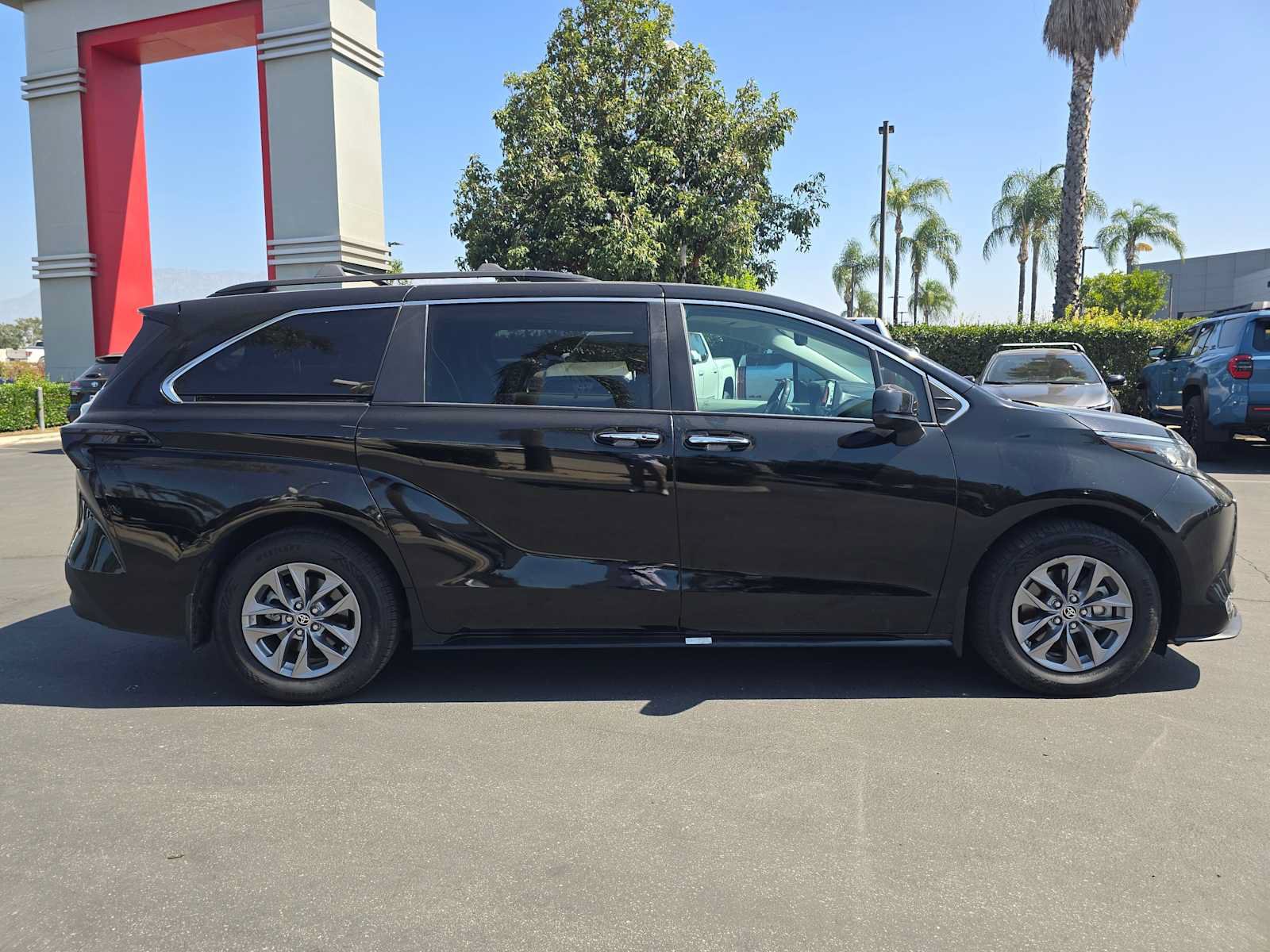 Used 2023 Toyota Sienna XLE FWD image 2