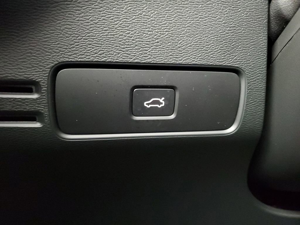 Used 2026 Volvo XC40 B5 Ultra w/ Protection Package Premier image 37