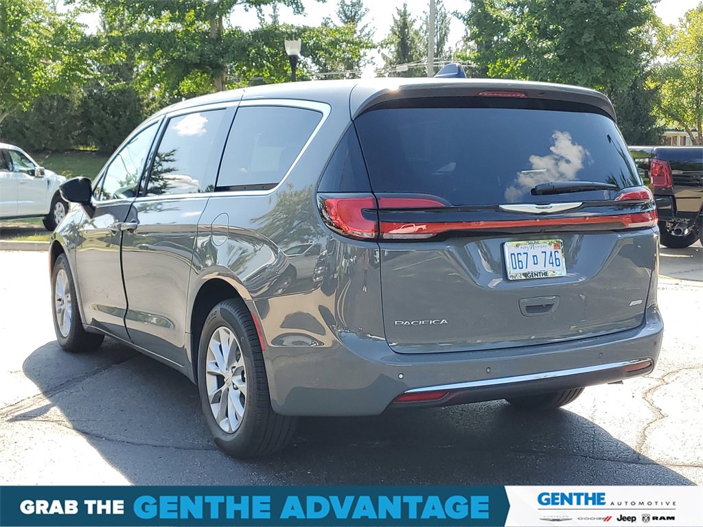 New 2025 Chrysler Pacifica Select image 3