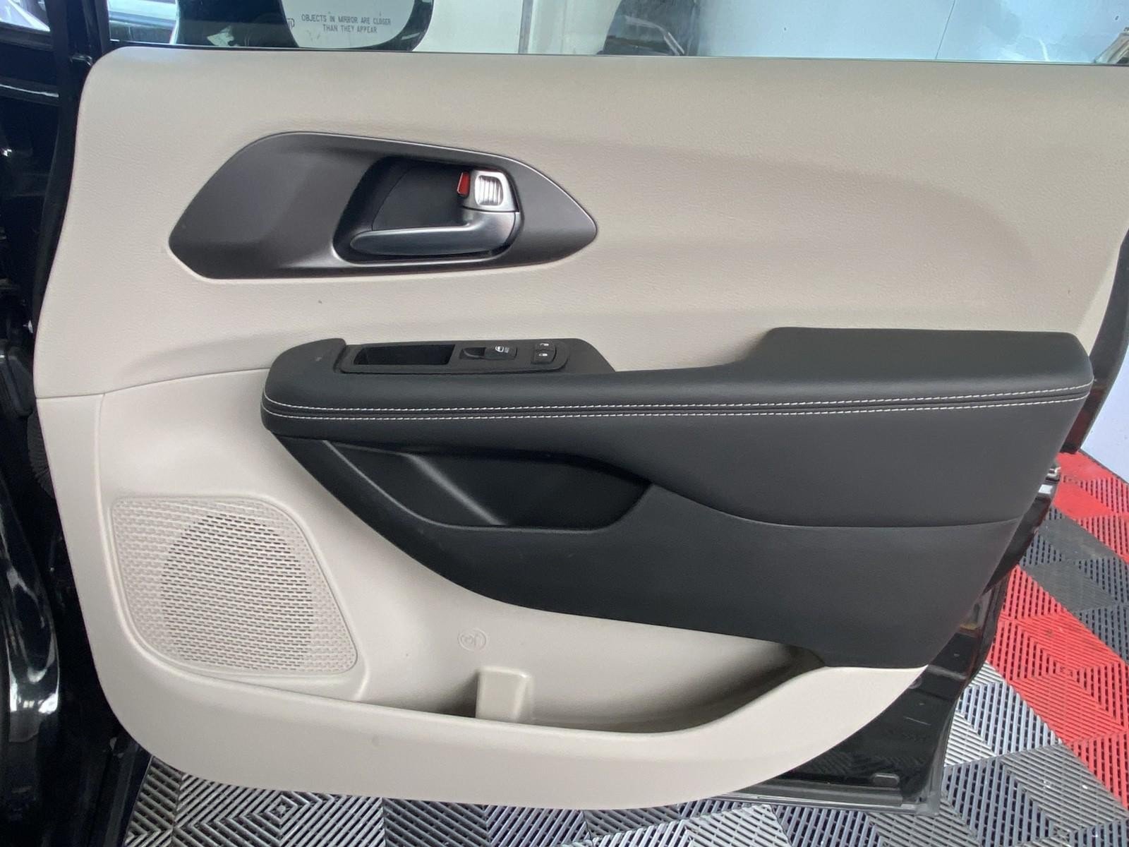 Used 2024 Chrysler Pacifica Touring-L FWD image 7