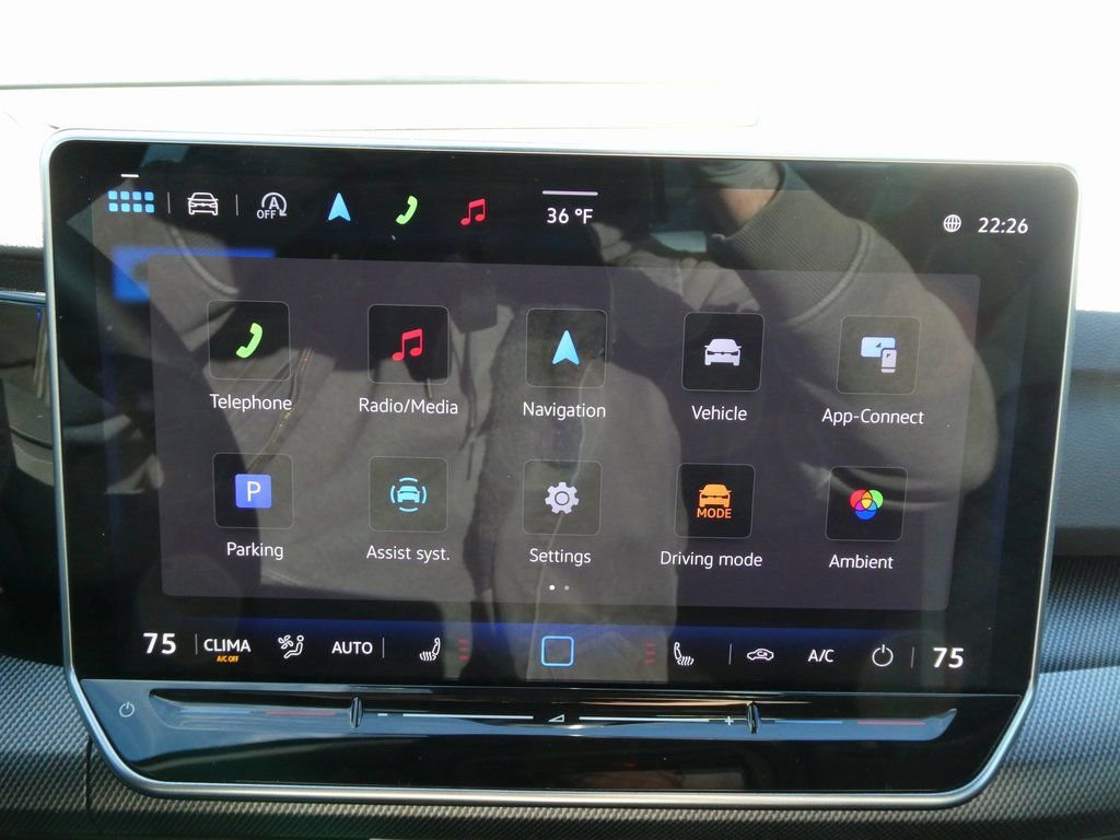 Used 2025 Volkswagen Golf w/ Euro Style Package image 28