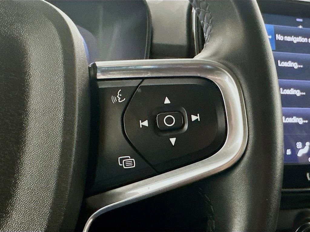 Used 2022 Volvo XC40 T4 Momentum image 26