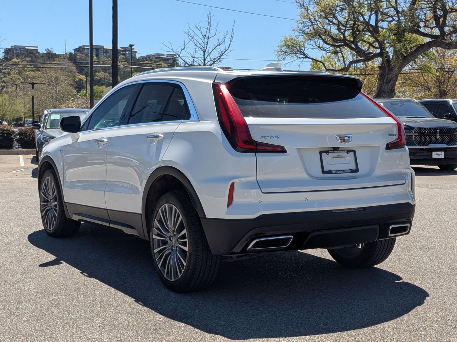 Used 2024 Cadillac XT4 Premium Luxury image 5