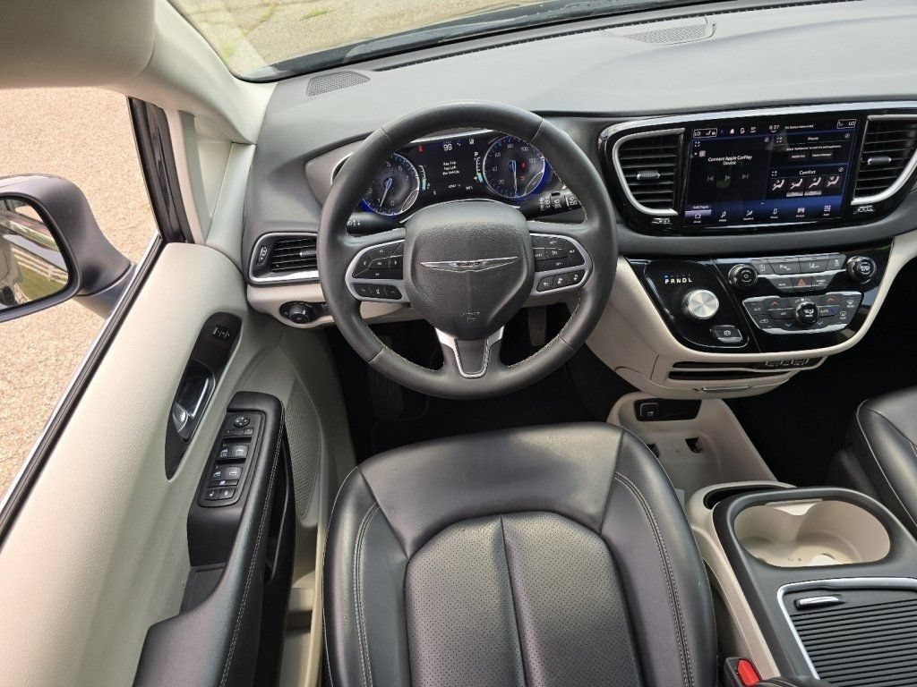 Used 2023 Chrysler Pacifica Touring-L FWD image 25