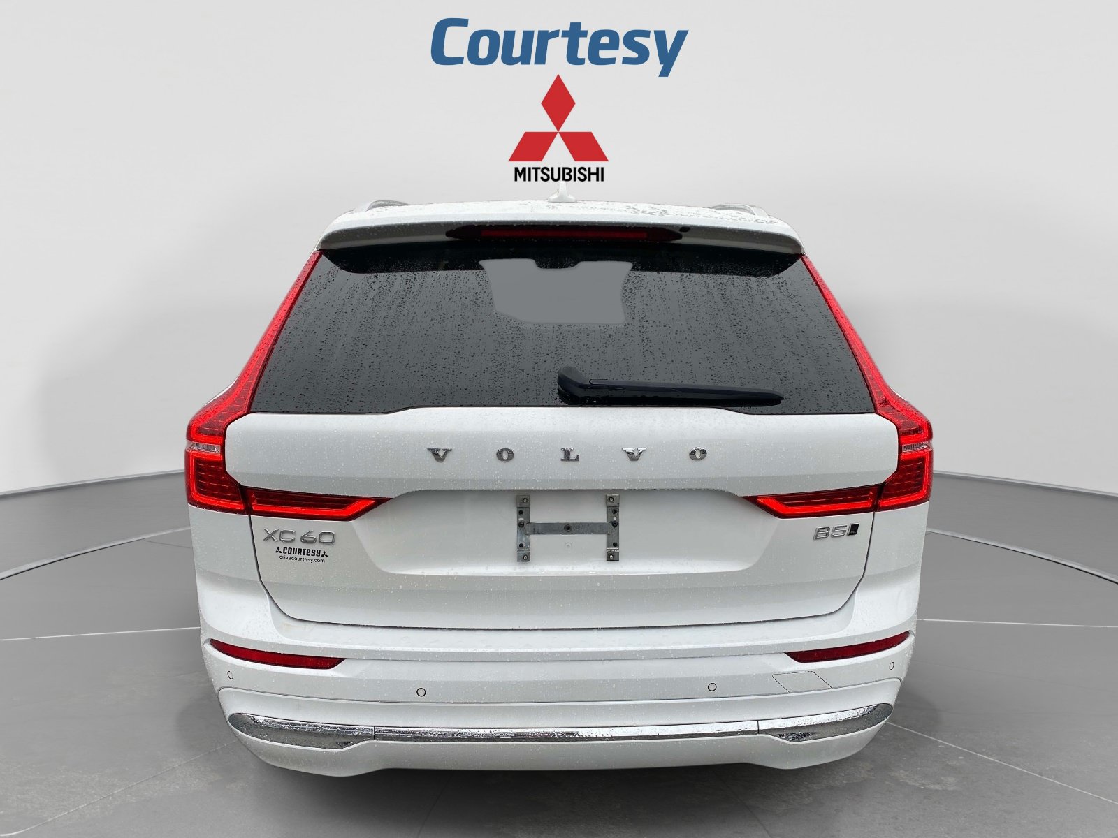 Used 2023 Volvo XC60 B5 Plus AWD/4WD image 4