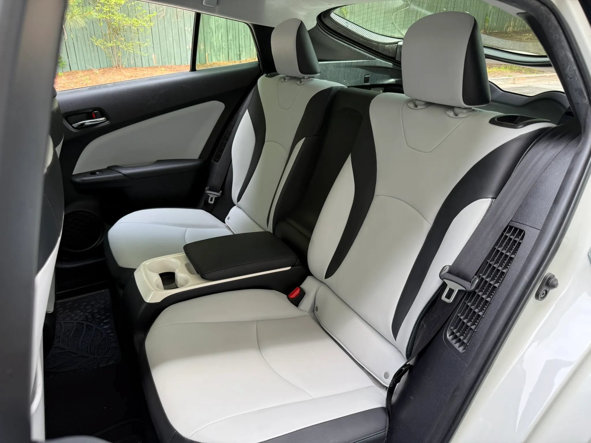 Used 2017 Toyota Prius Prime Advanced FWD image 28