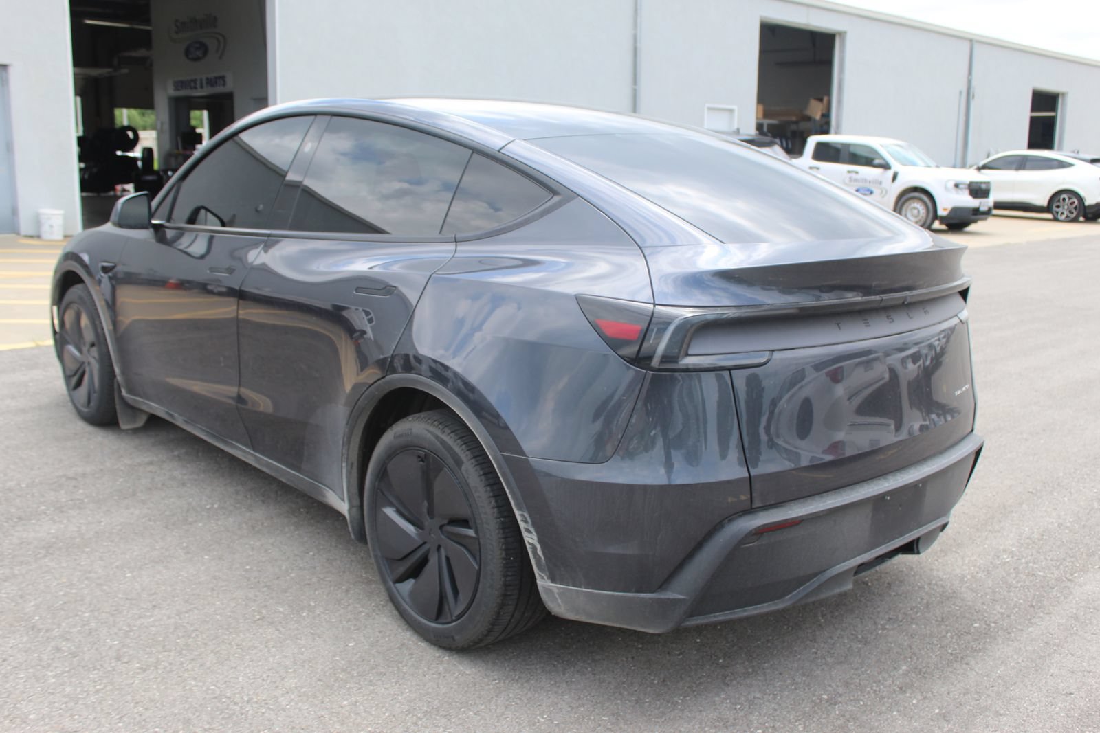 Used 2026 Tesla Model Y AWD image 4
