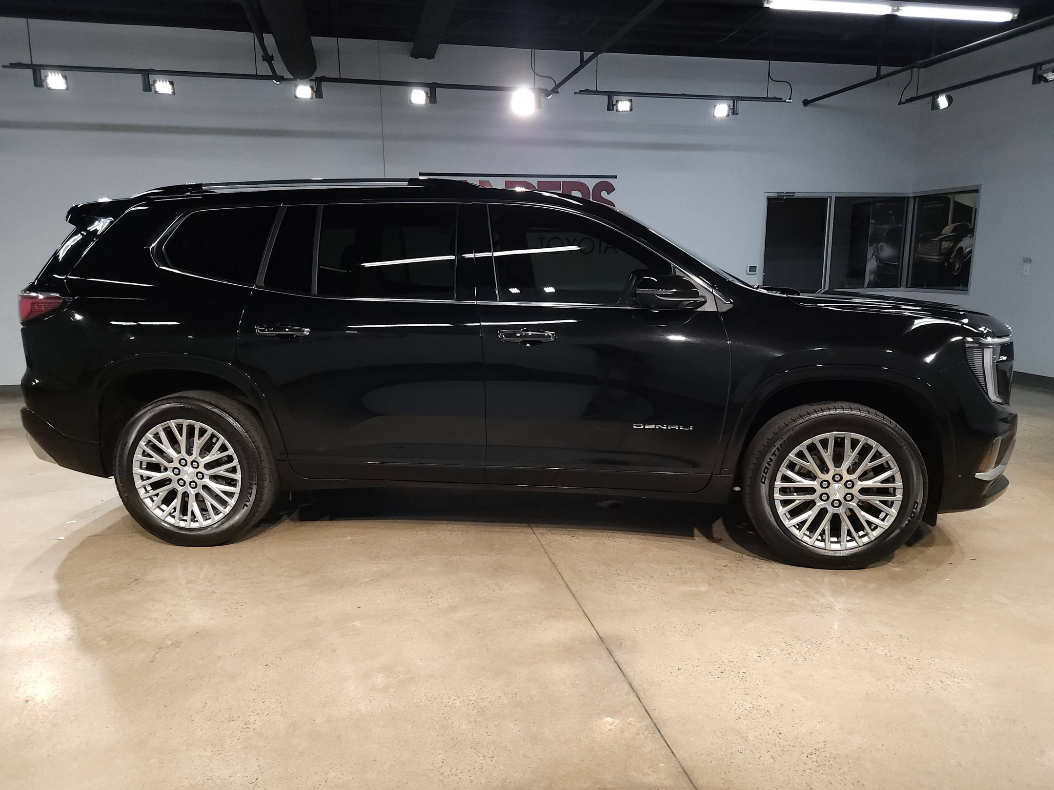 Used 2024 GMC Acadia Denali AWD/4WD image 8