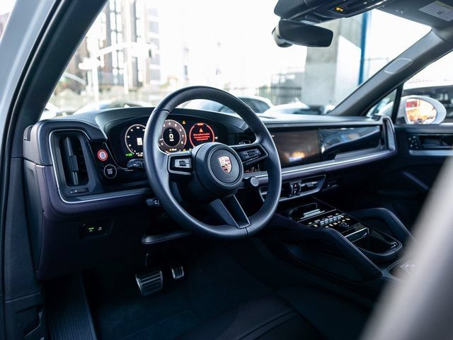 Certified 2025 Porsche Cayenne S AWD/4WD image 4
