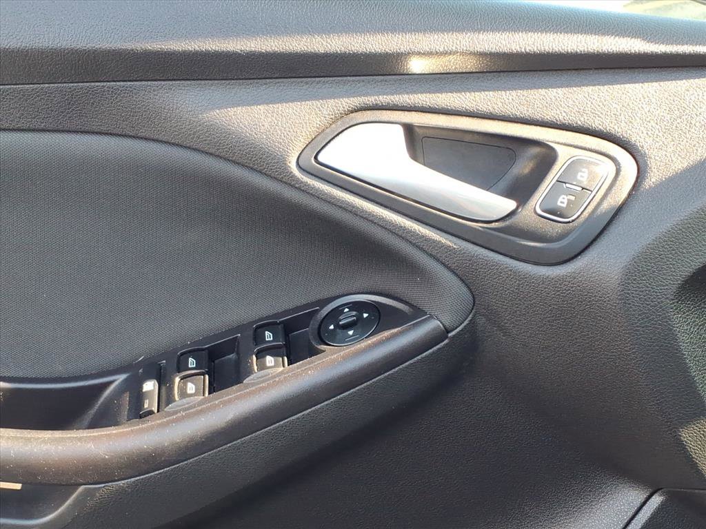 Used 2018 Ford Focus SE w/ SE Appearance Package image 23