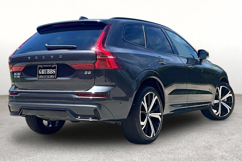 Used 2023 Volvo XC60 B5 Ultimate w/ Climate Package FWD image 2