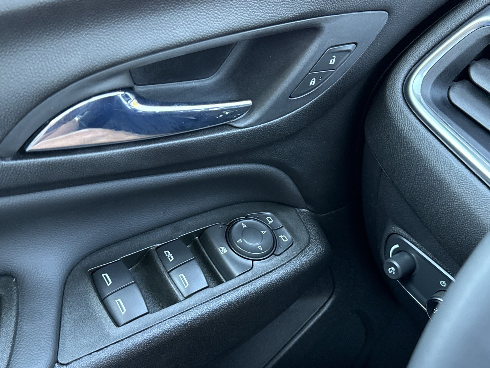 Used 2024 Chevrolet Equinox LT AWD/4WD image 16