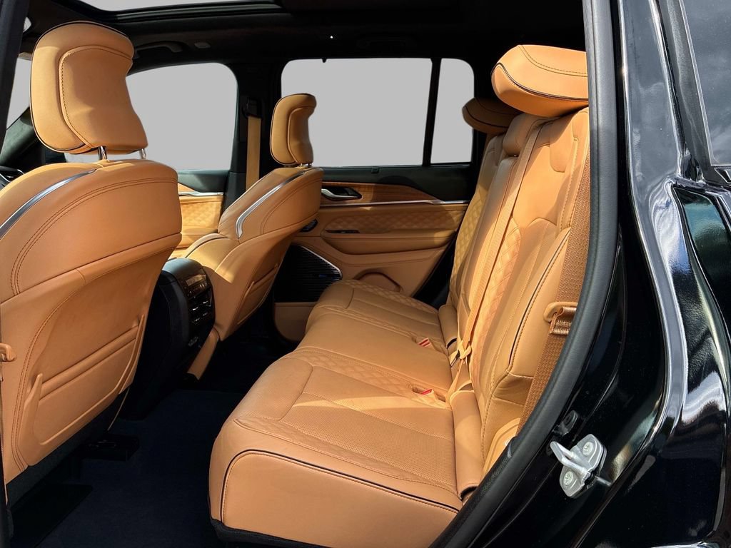 Used 2023 Jeep Grand Cherokee Summit AWD/4WD image 15