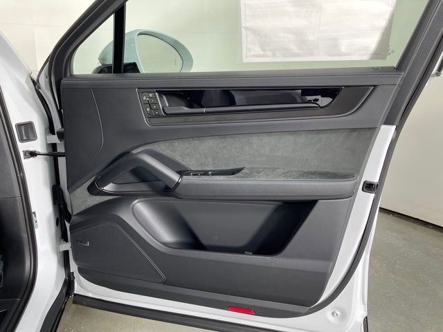 New 2026 Porsche Cayenne GTS image 27