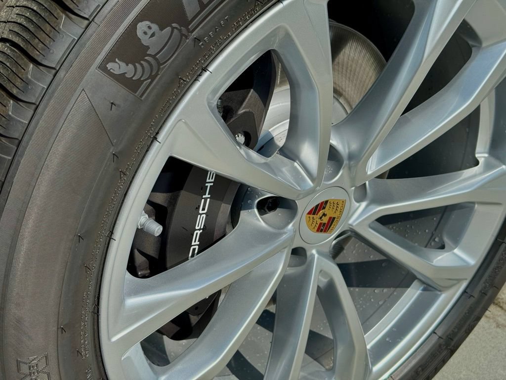 Certified 2025 Porsche Macan AWD/4WD image 18