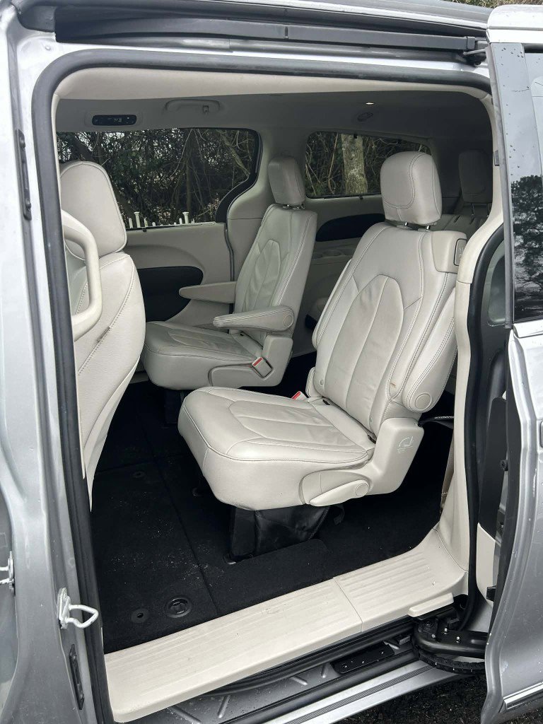 Used 2017 Chrysler Pacifica Touring-L w/ Tire & Wheel Group image 16