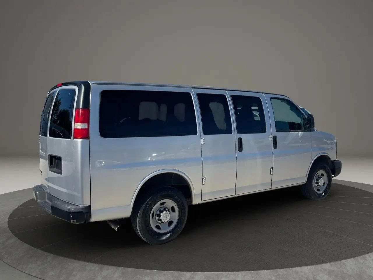 Used 2016 Chevrolet Express 2500 LS RWD image 9