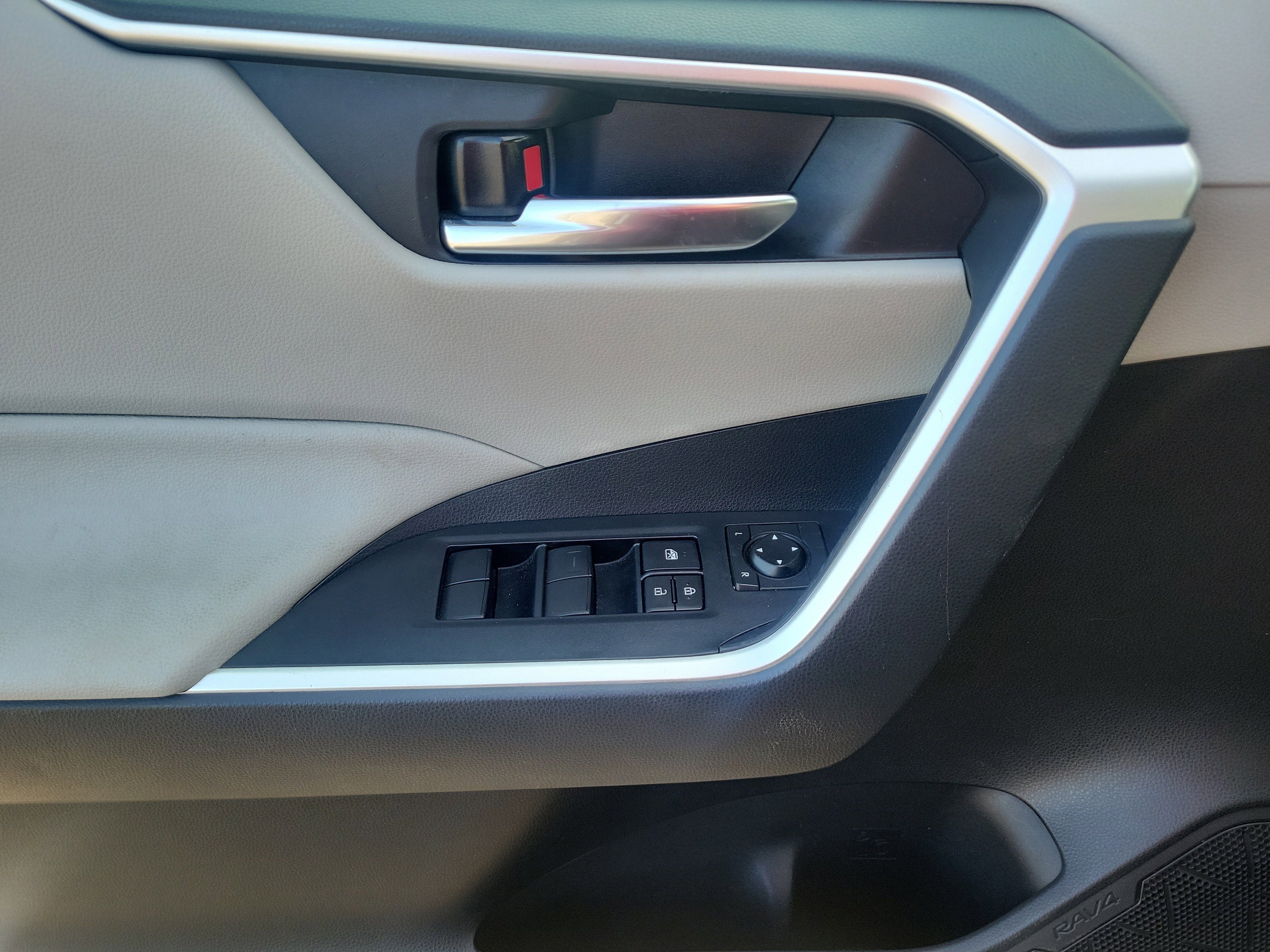 Used 2021 Toyota RAV4 XLE image 17