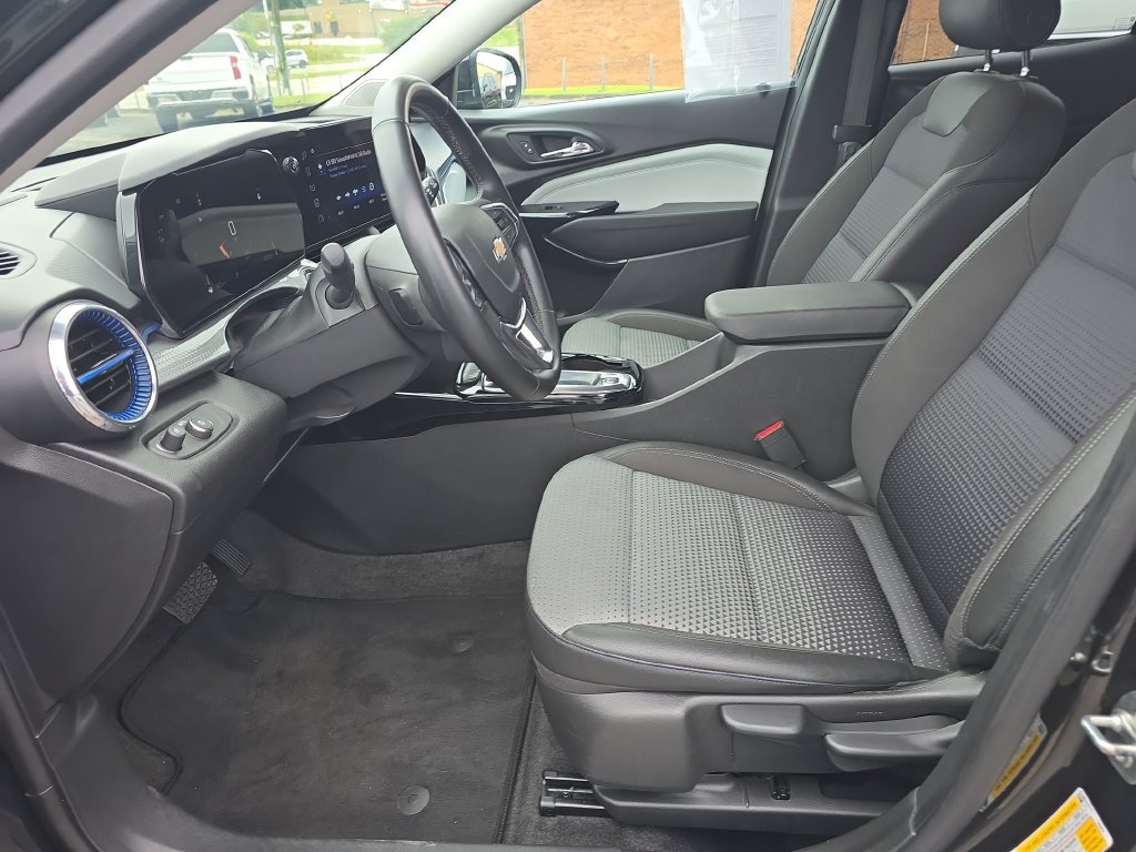 Used 2025 Chevrolet Trax LT w/ LT Convenience Package FWD image 23