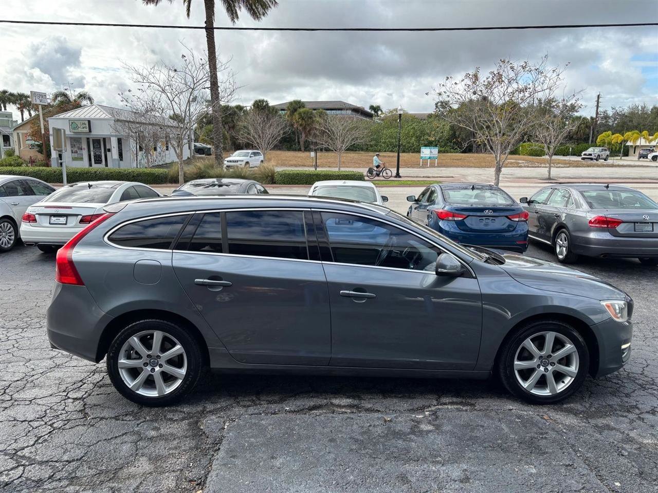 Used 2017 Volvo V60 T5 Premier w/ Convenience Package image 7