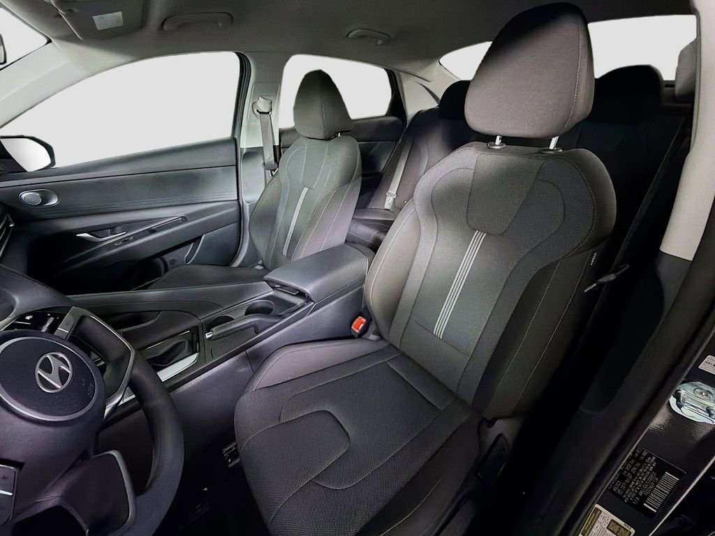 Used 2025 Hyundai Elantra SE w/ Cargo Package FWD image 12