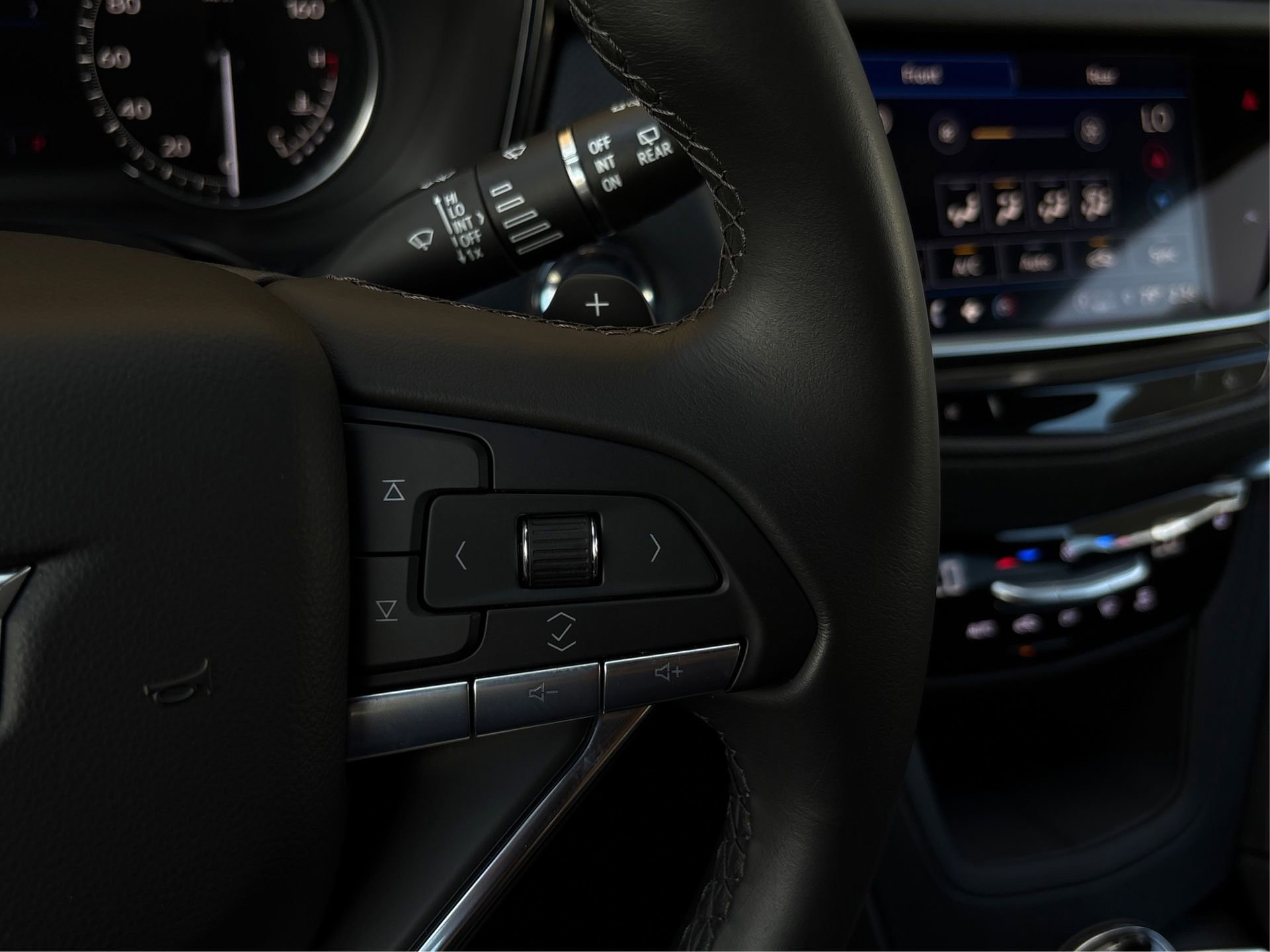 New 2025 Cadillac XT6 Luxury image 29