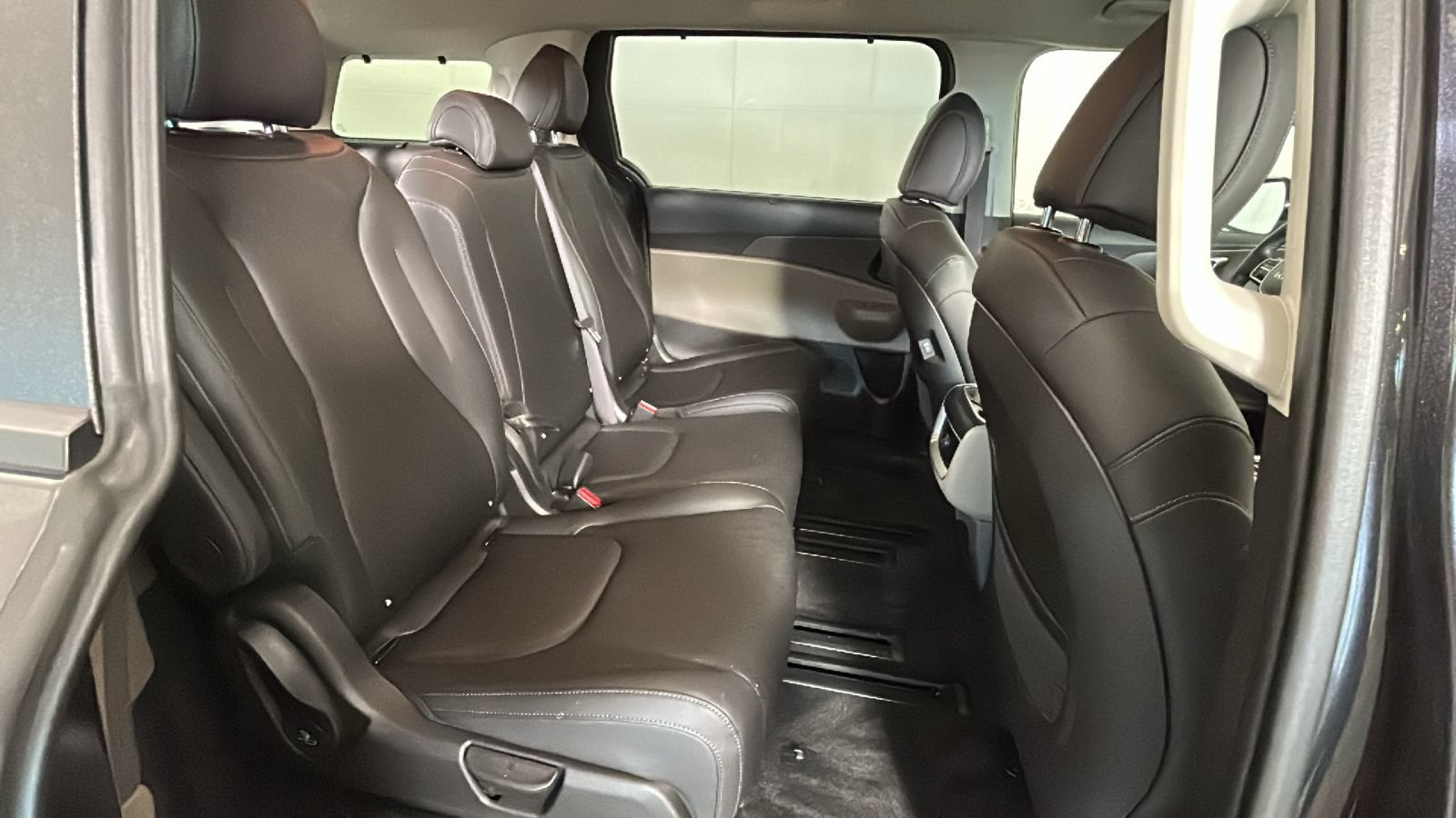 Used 2026 Kia Carnival EX FWD image 33