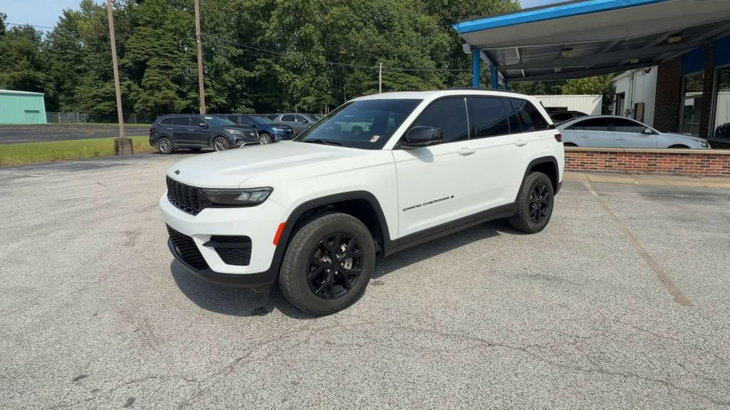 Used 2025 Jeep Grand Cherokee Altitude AWD/4WD image 4