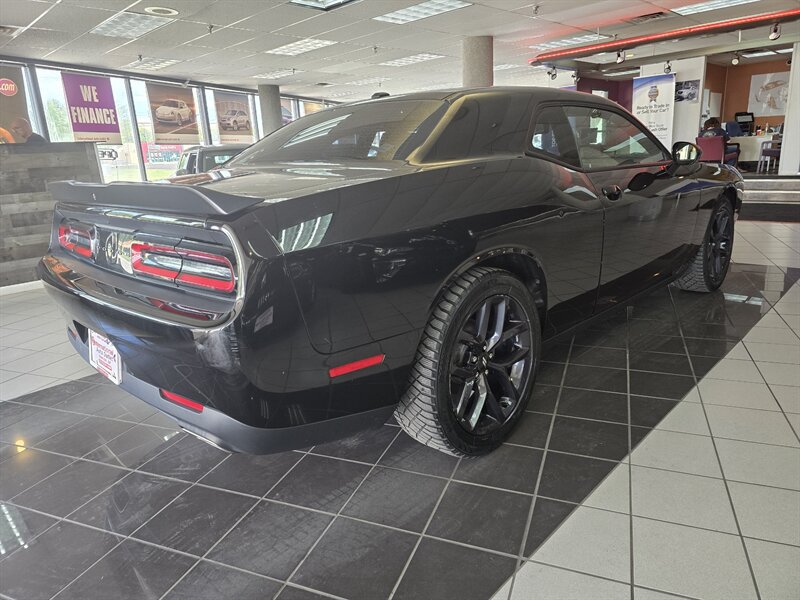 Used 2019 Dodge Challenger SXT w/ Blacktop Package RWD image 4