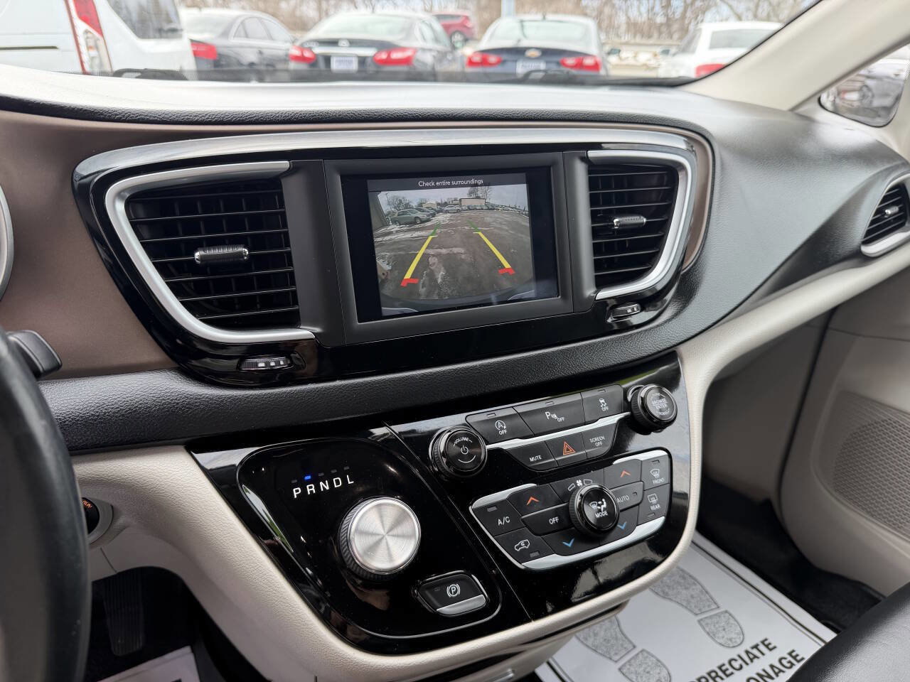 Used 2018 Chrysler Pacifica Touring-L image 14