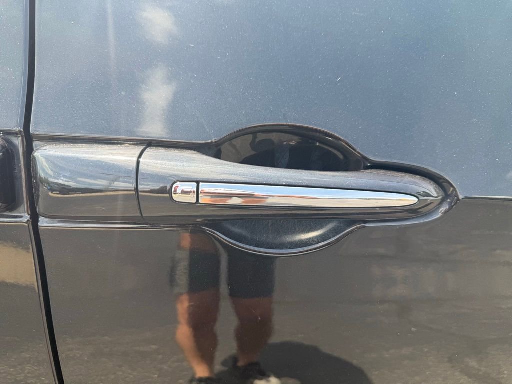 Used 2018 Chrysler Pacifica Touring Plus w/ Tire & Wheel Group FWD image 36