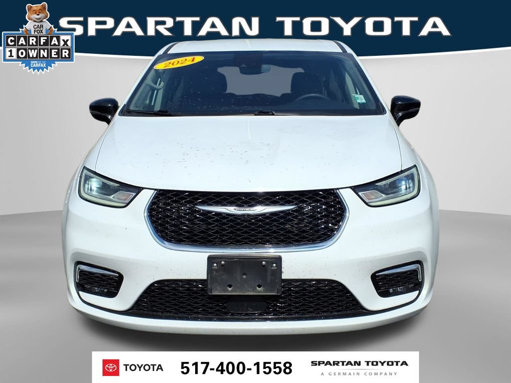 Used 2024 Chrysler Pacifica Touring-L FWD image 3