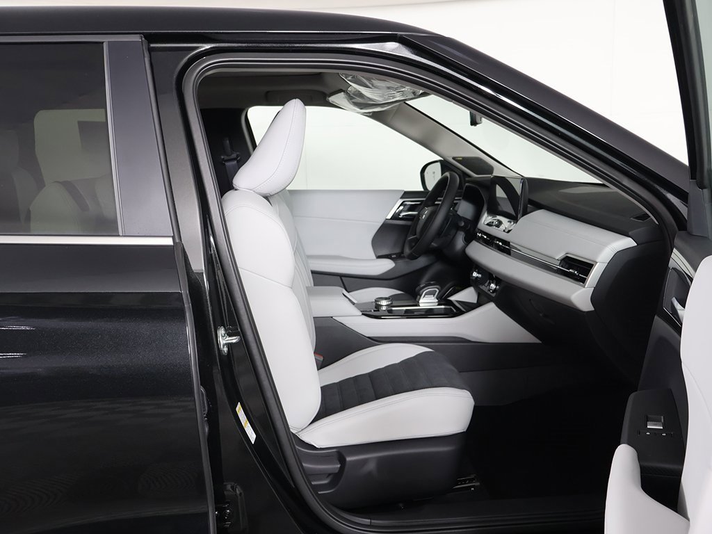 New 2025 Mitsubishi Outlander SE image 34