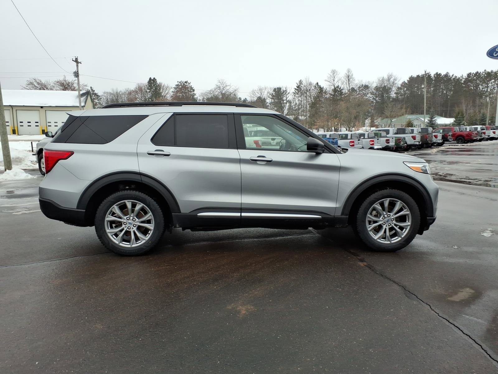 Used 2023 Ford Explorer XLT w/ Equipment Group 202A image 7