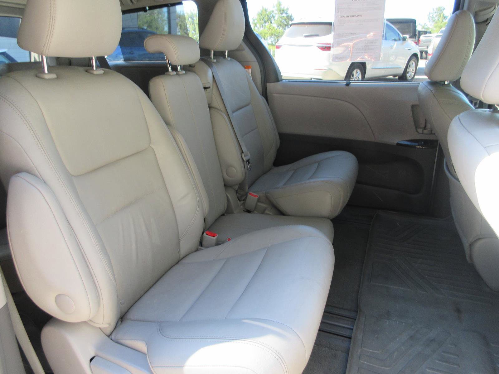 Used 2017 Toyota Sienna XLE FWD image 24