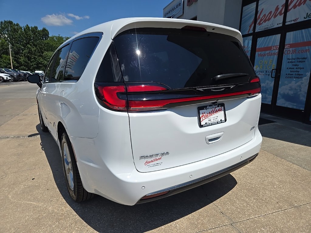 New 2027 Chrysler Pacifica Select w/ Family Tech Group AWD/4WD image 11