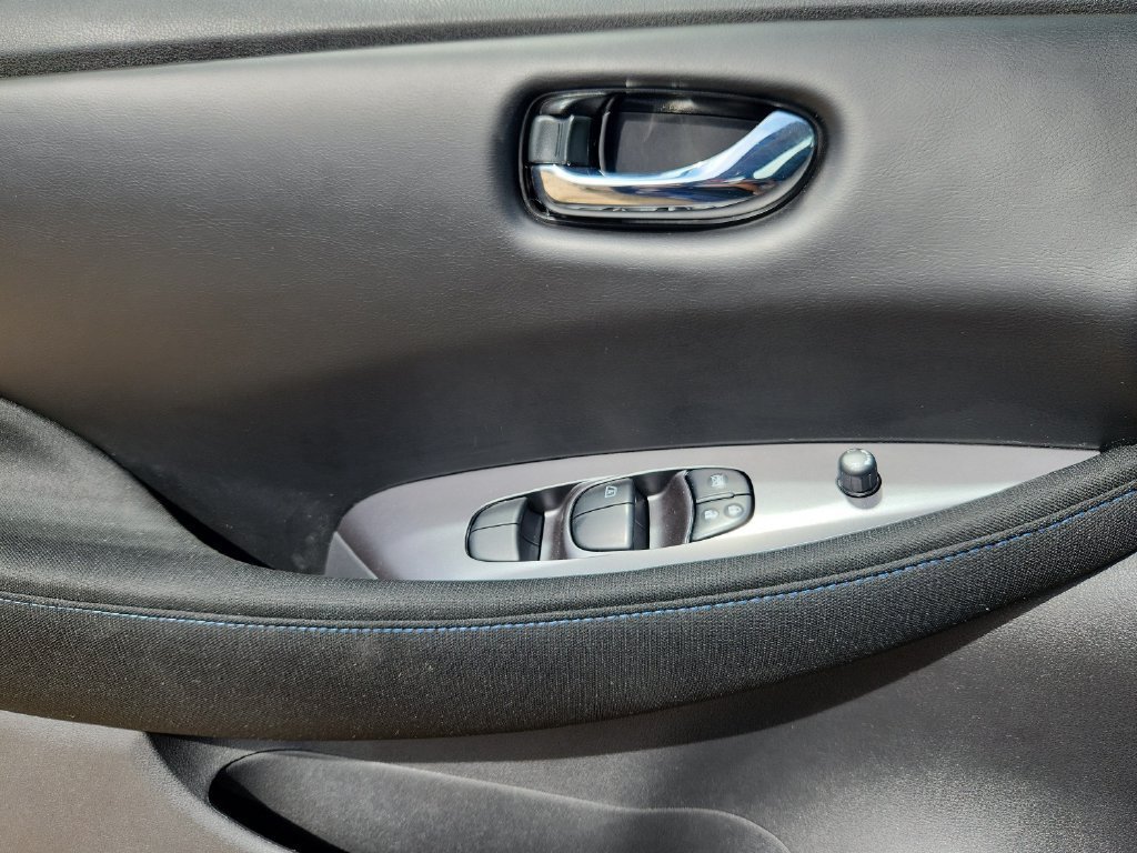 Used 2025 Nissan Leaf S FWD image 7
